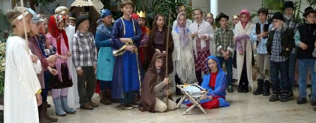 Die Viertklssler der Waldorfschule M...in Neuenburg ein Weihnachtsspiel auf.   | Foto: Privat