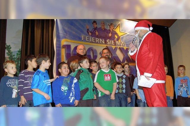 Weihnachtsmann bringt Sporttaschen