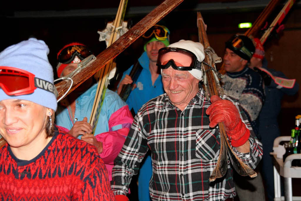 Mit uralten Langlauf-Brettern und dazu passendem Outfit prsentierte sich die Skiabteilung des SV Kirchzarten beim Jubilumsabend