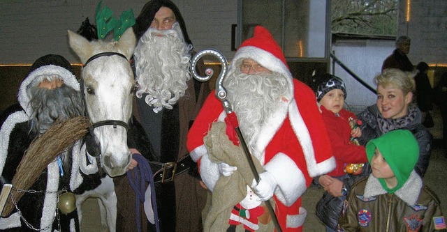 Einen Hhepunkt fr die Kinder stellte...h des Nikolauses in die Reithalle dar.  | Foto: Wendt