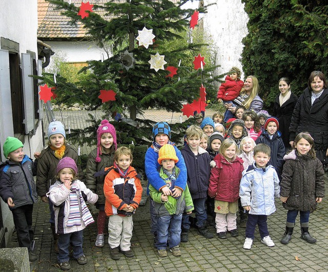 Stolz  prsentierten die Kinder des Ki...ai (links daneben von links) freuten.   | Foto: privat