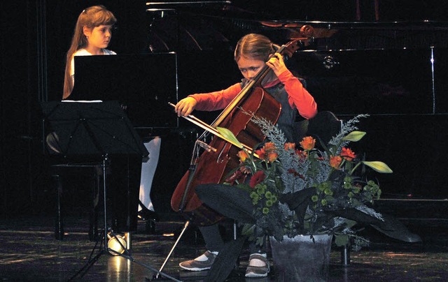 Es war ein Vergngen Lisa Maurat (Klav...sabeth Poser (Violoncello) zuzuhren.   | Foto: Robert Ullmann