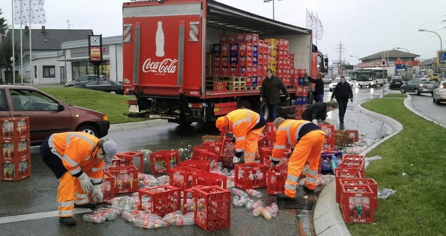 Coca-Cola-Laster verliert Ladung  | Foto: Polizei