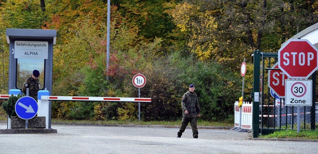 Die Einfahrt zur Immendinger Kaserne   | Foto: dpa