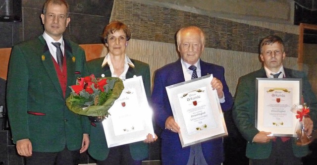 Der Vorsitzende Klaus Wenig (links) er...meyer zu Ehrenmitgliedern des Vereins.  | Foto: Manfred Burkert