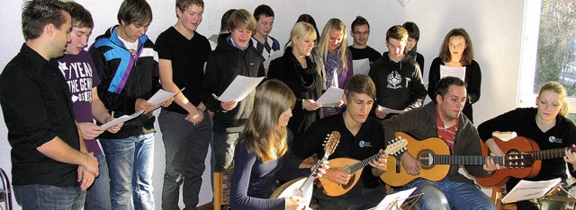 Chor und Instrumentalgruppe der Kiechl...andjugend beim Auftritt im Weihersaal.  | Foto: Roland Vitt