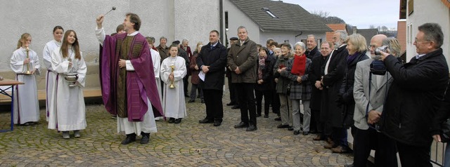 Pfarrer Ekkehard Baumgartner bei der E...fgangs zur Amolterer St. Vitus-Kirche.  | Foto: Roland Vitt