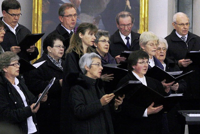 Die Kirchenchre bei ihrem Auftritt in Ottenheim.   | Foto: Heidi Fssel