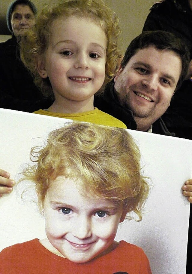 Celine Siefert  mit Papa und Portrt  | Foto: Nadine Zeller