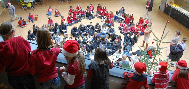 OGW-Schler im Nikolaus-Habit begren...artner, die in der Kreismitte sitzen.   | Foto: Lauber