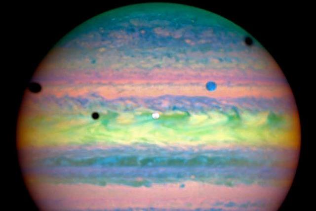 Dreifache Sonnenfinsternis auf dem Jupiter