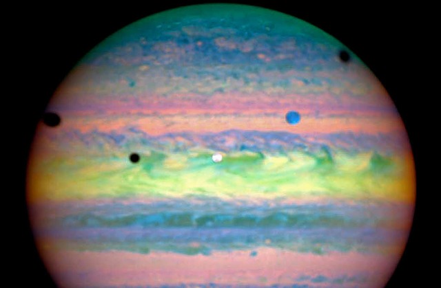 Schatten dreier Monde auf dem Jupiter  | Foto: NASA/ESO