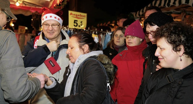 In den Abendstunden waren die Stnde beim Mahlberger Weihnachtsmarkt umlagert.   | Foto: Sandra Decoux-Kone