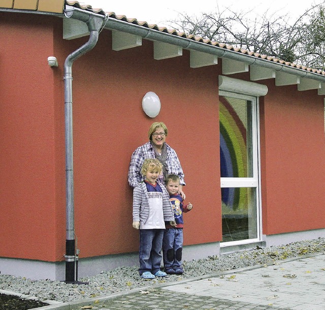 Leiterin Renate Heller mit zwei Jungs ...uen Anbau des Kindergartens Regenbogen  | Foto: Peter Gerigk