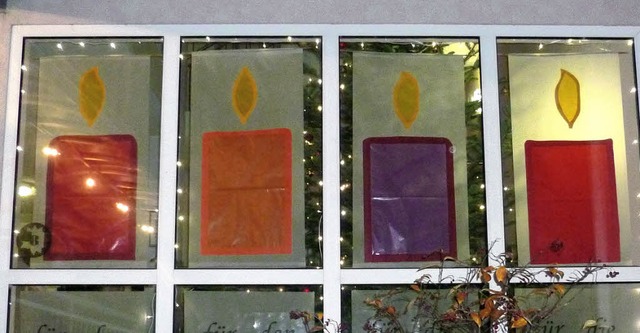 Das Fenster der Sozialstation wurde f...bendigen Adventskalender hergerichtet.  | Foto: gabriele rasenberger