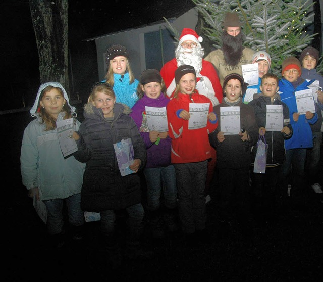 Der Nikolaus bedachte bei der  Waldwei...chen-Gewinner mit kleinen Geschenken.   | Foto: Vera Winter