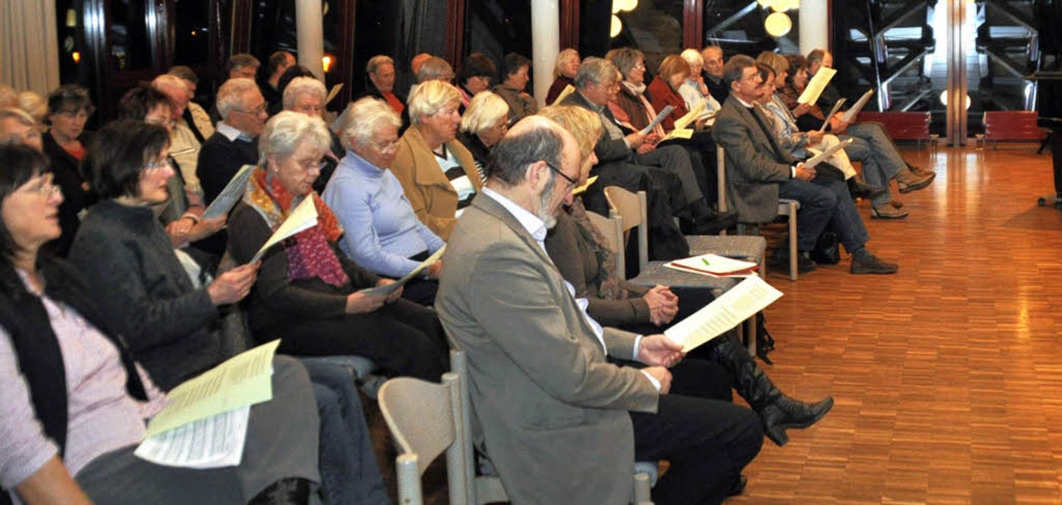 Bitte mitsingen!: Die Besucher des Vor...te sich dabei auch als Chorleiter.      | Foto: julius steckmeister
