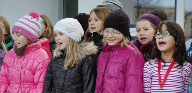 Zum zweiten Mal fand der &#8222;Winter...or sang und musizierte zur Erffnung.   | Foto: Britta Wieschenkmper