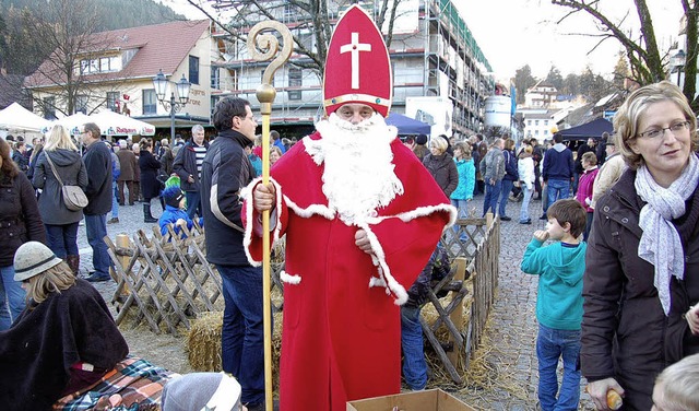 Der Nikolaus verteilte eifrig Grttimnner auf dem Schnauer Weihnachtsmarkt.   | Foto: Ulrike Jger