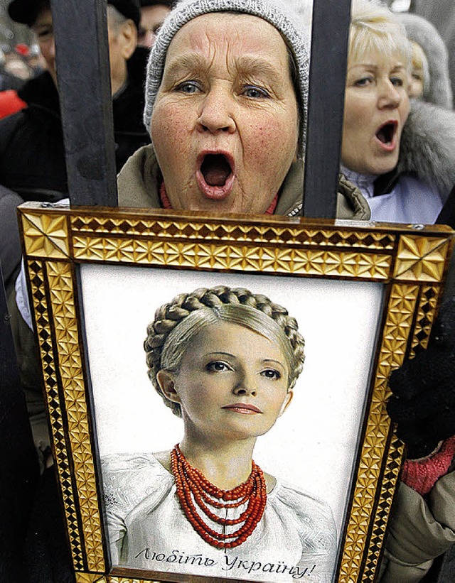 Eine Frau demonstriert fr Julia Timoschenko.   | Foto: DPA