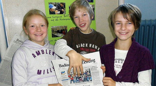 Zisch-Reporter zeigen ihr Klassenfoto auf der Titelseite.  | Foto: privat