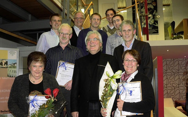 Die Geehrten mit ihren Gratulanten (vo...hwab, Magnus Becherer und Markus Haas.  | Foto: kurt meier