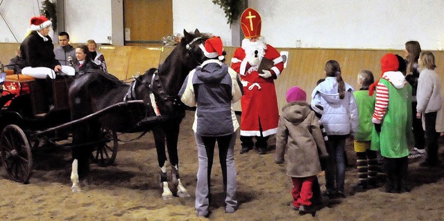 Mit der Kutsche kam der Nikolaus in die Altenheimer Reithalle.   | Foto: Dieter Fink