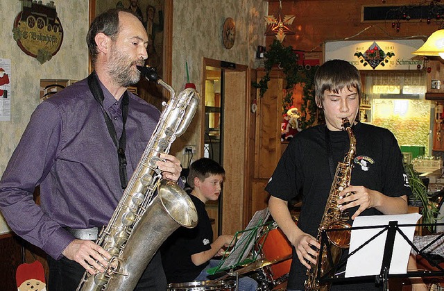 Vater und Sohn Goldschmidt beim Saxofon-Duett.   | Foto: Adelbert Mutz