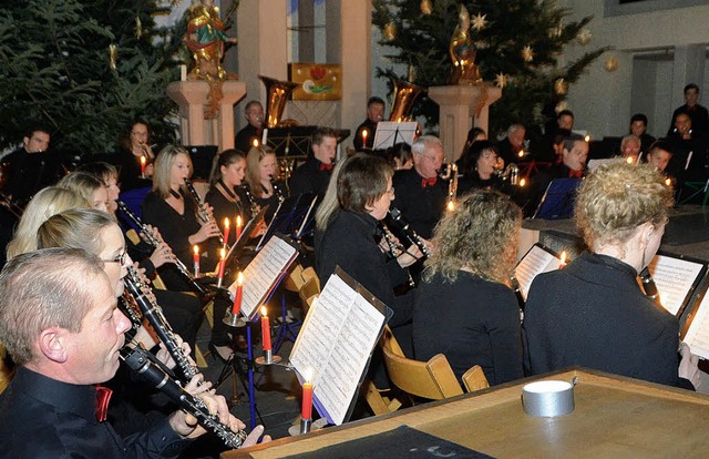 Adventskonzert bei Kerzenlicht: Der Mu...tzten katholischen St. Gallus-Kirche.   | Foto: manfred frietsch