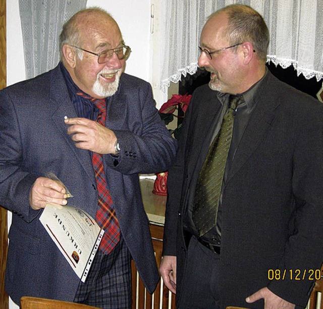 Klaus Reuss (rechts) hlt der RK   sei... Vorsitzenden Clemens Dellers geehrt.   | Foto: Privat