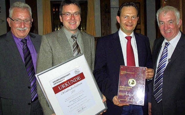Foto: Michael Roschach (links) und Win...Zweiter von rechts) aus. FOTO: Rderer  | Foto: Hubert Rderer
