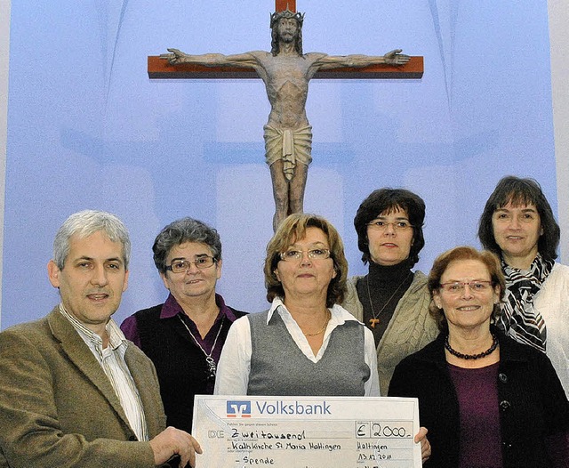 Pfarrer Stephan Sailer durfte von  Gab...meinschaft 2000 Euro entgegen nehmen.   | Foto: SEDLAK