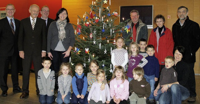 Nachdem die Kinder den Baum geschmckt...n von Sozialstation und Kindergarten.   | Foto: privat