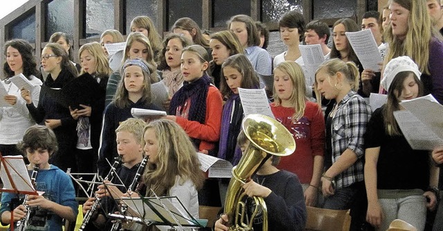 Schlerinnen und Schler des Martin-Sc...d sangen in der Martin-Bucer-Kirche.    | Foto: wiebke mller