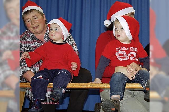 Nikolaus feiert mit Kindern