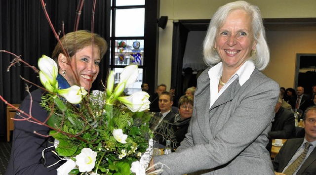 Blumen von der Oberbrgermeisterin: Gu...mmann (links) zur Wahl als Landrtin.   | Foto: Daniel Gramespacher