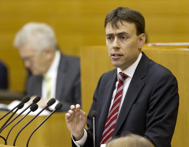Finanz- und Wirtschaftsminister Nils S...f des Haushalts fr das Jahr 2012 ein.  | Foto: dapd