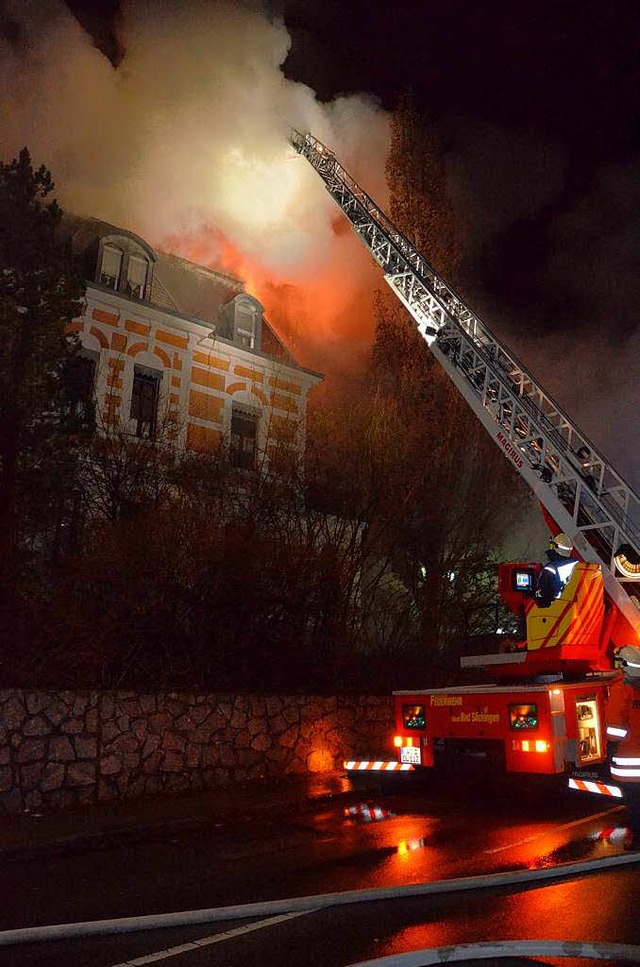 Drehleitereinsatz beim Brand der Villa Rupp in der Hfstrae.  | Foto: Axel Kremp