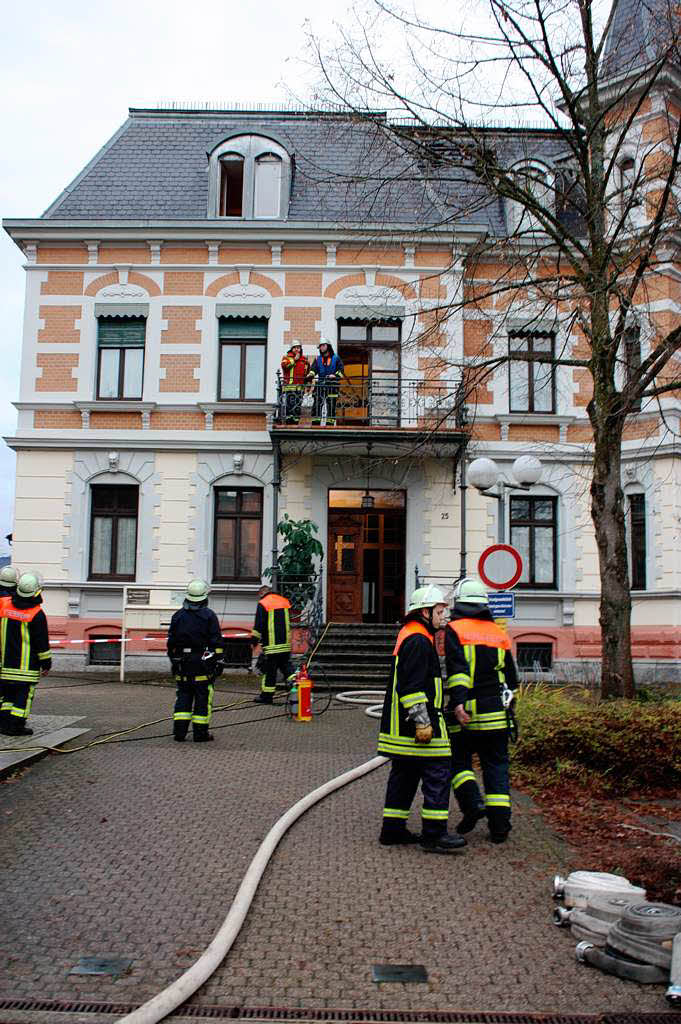 Auch als der Brand gelscht ist, bleibt die Feuerwehr vor Ort.