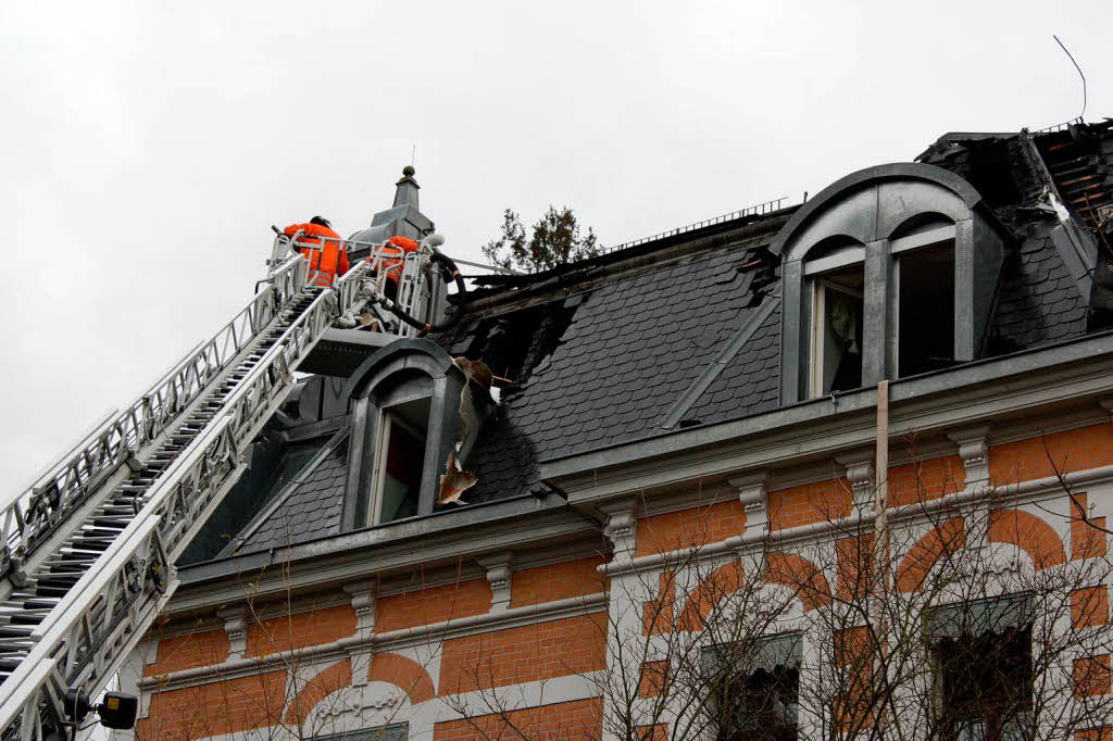 Auch als der Brand gelscht ist, bleibt die Feuerwehr vor Ort.