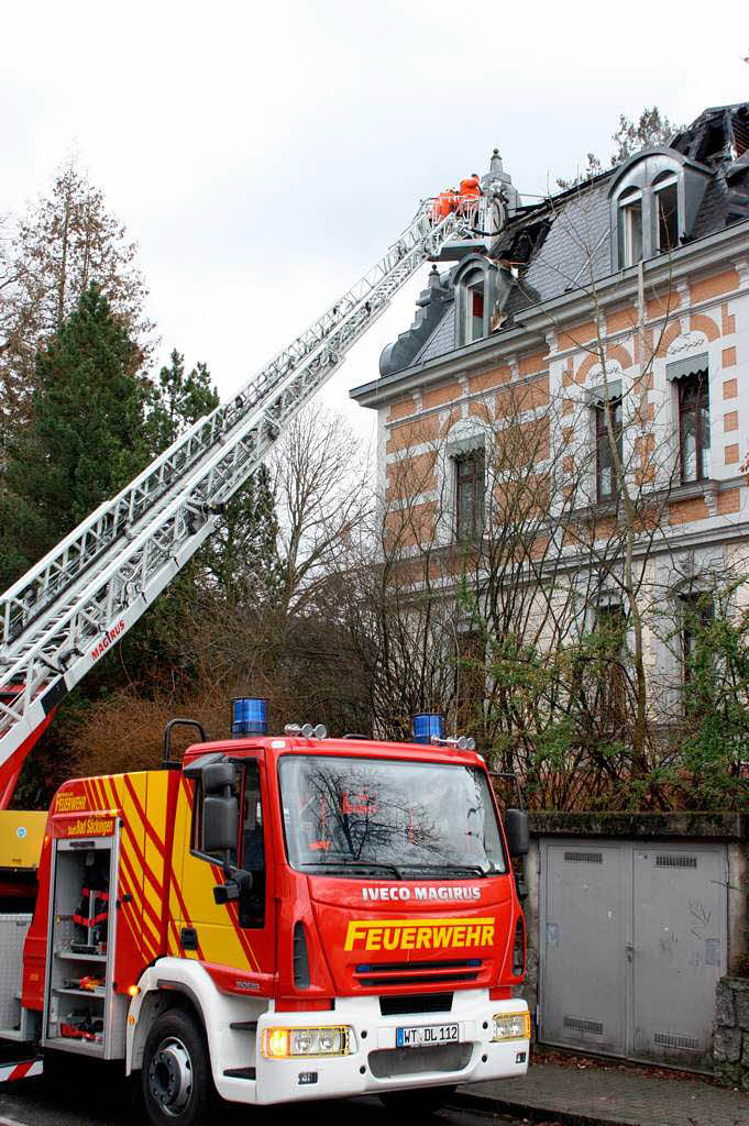 Die Wehrleute suchen unter dem Dach nach  Glutnestern.