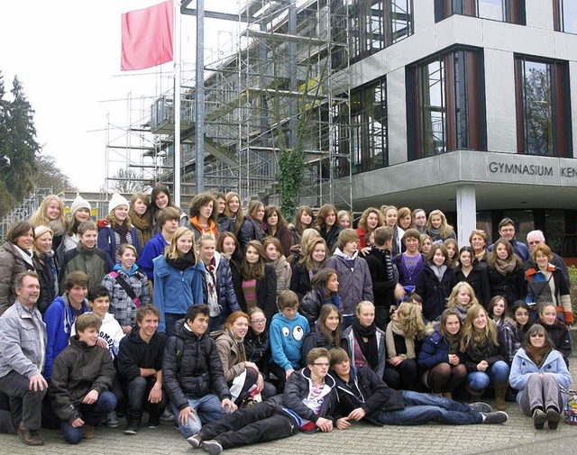 Vor dem  Abschied versammelten sich di...und den Lehrern zu einem Gruppenfoto.   | Foto: Beha