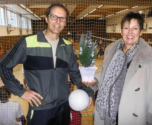 Anerkennung, Dank und ein Geschenk kon...n Christina   Bronner entgegennehmen.   | Foto: Peter Stellmach