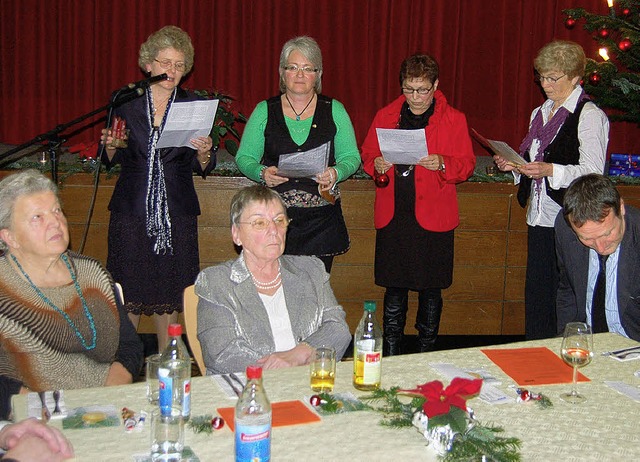 Beim VdK Waldkirch trugen unter anderem die Vorstandsdamen ein Gedicht vor.   | Foto: Christian Ringwald