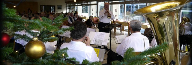 Die Kandelmusikanten spielten weihnachtliche Weisen fr Bewohner und Gste.   | Foto: SWP