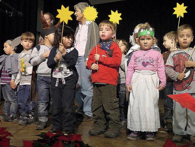 Kinder aus dem stdtischen Kindergarte...orinnen und Senioren des VdK Kollnau.   | Foto: Eberhard Weiss