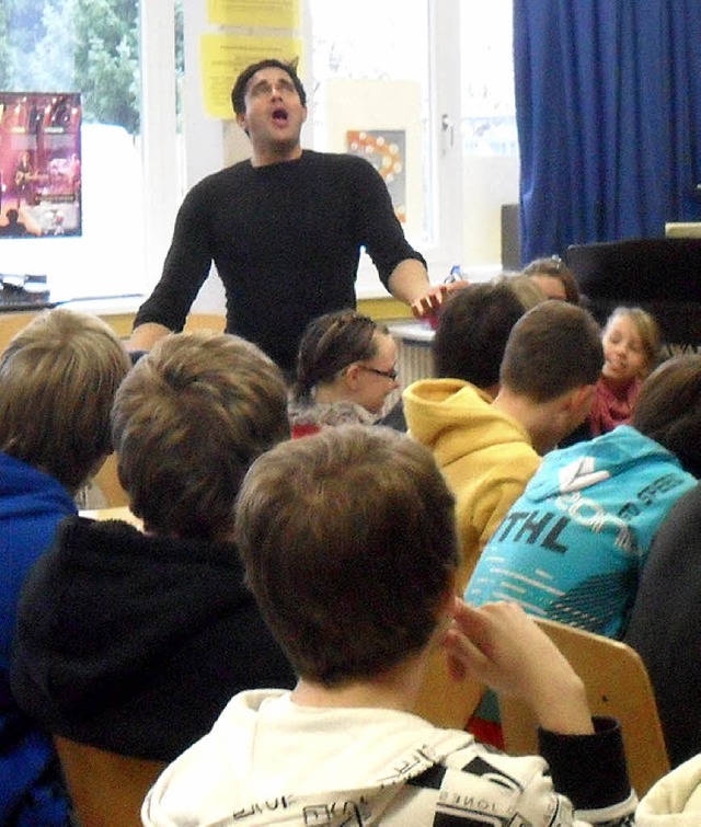 Fausto Reinhart schmettert eine Arie im Klassenzimmer.  | Foto: Schule