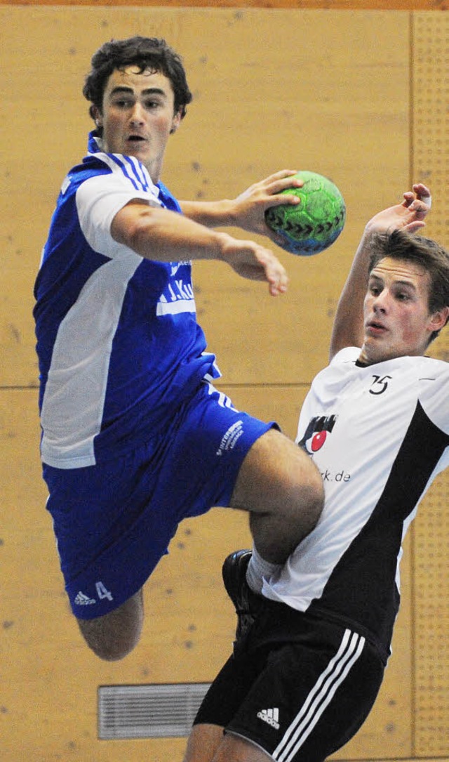 Im Pokal schenkten sich der ESV Weil u...(li.) gegen den Brombacher Sven Gall.   | Foto: Seeger