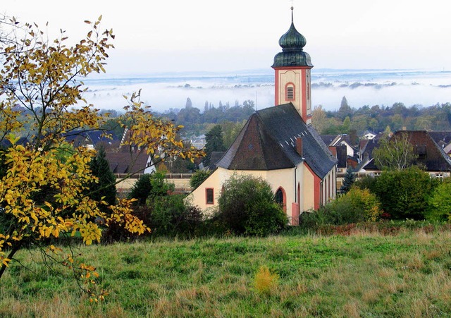 Auf der Wiese hinter der Kirche soll das Baugebiet entstehen.  | Foto: Schtz