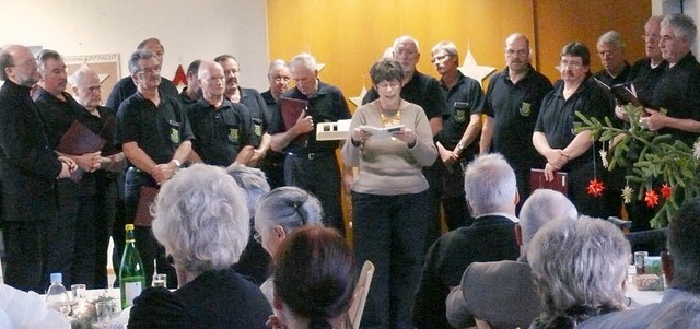 Der Gesangverein Eintracht tlingen un...t die Senioren beim Adventsnachmittag.  | Foto: Verena Gutwein